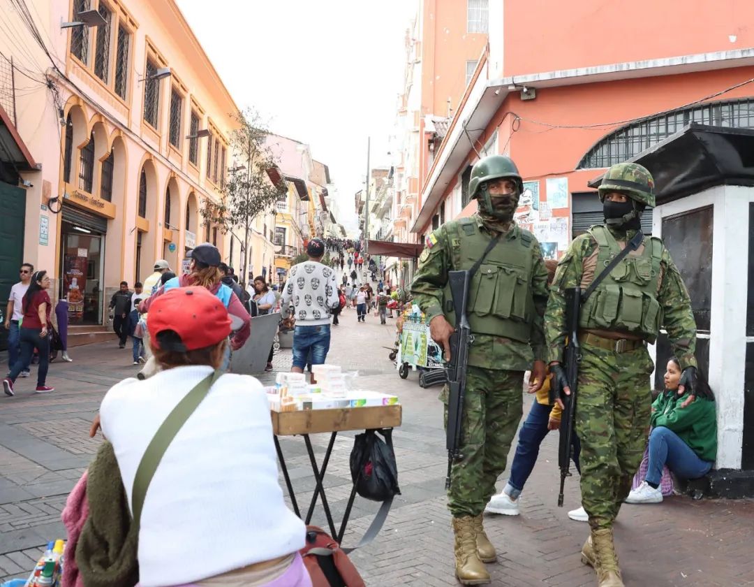 厄瓜多尔,警察和士兵在杜兰附近进行联合行动/图源:视觉中国