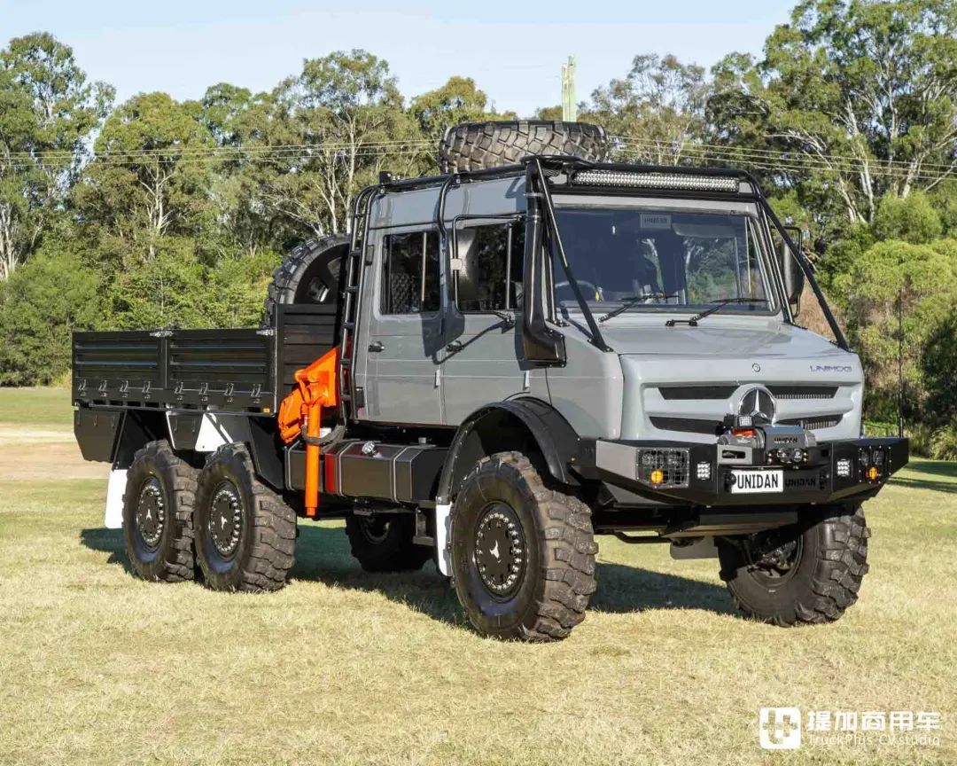 稀有的原厂6x6爆改驾驶室上装乌尼莫克u2450越野工作车实拍