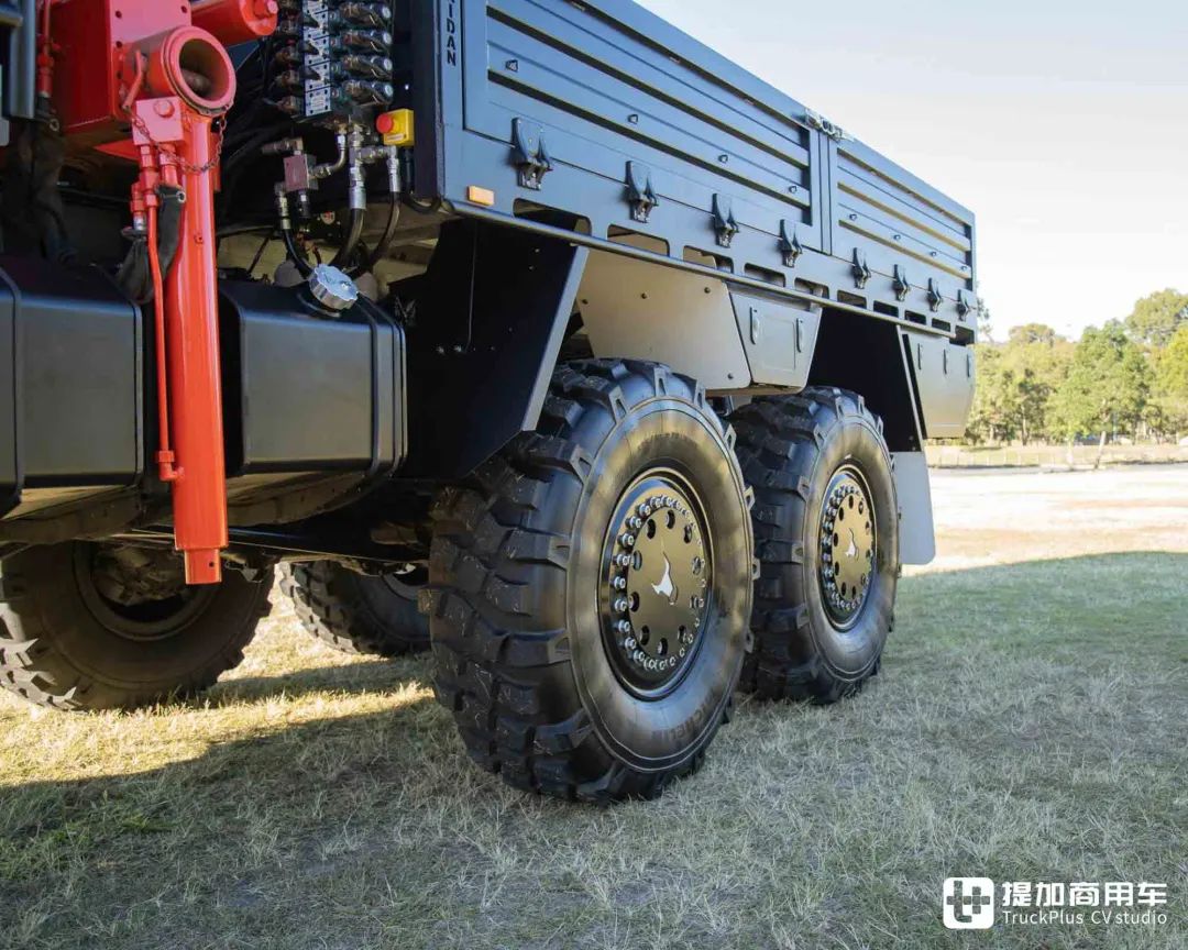 稀有的原厂6x6爆改驾驶室上装乌尼莫克u2450越野工作车实拍