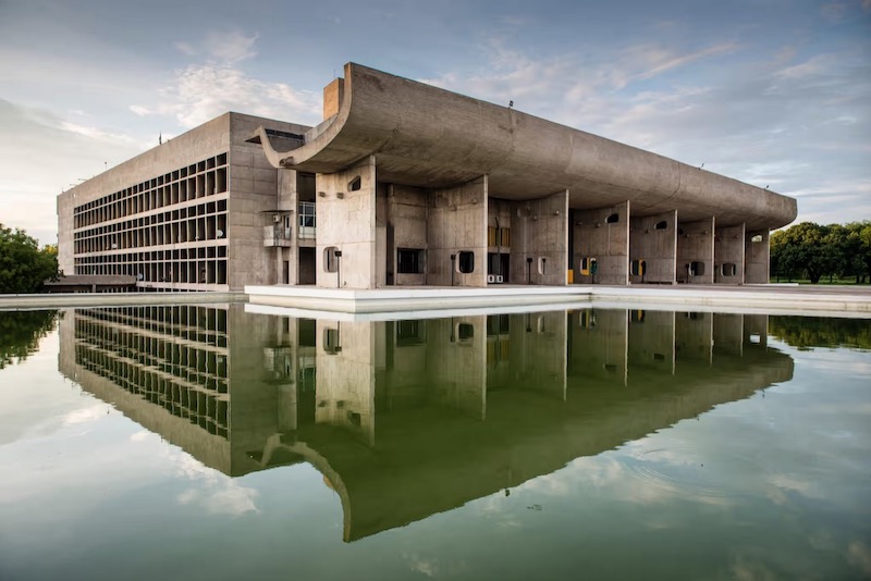 柯布西耶为印度昌迪加尔设计的国会大厦建筑群的一部分.