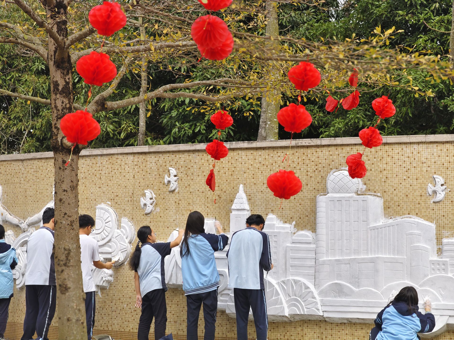 南宁市第一职业技术学校工艺美术专业师生开展学雷锋志