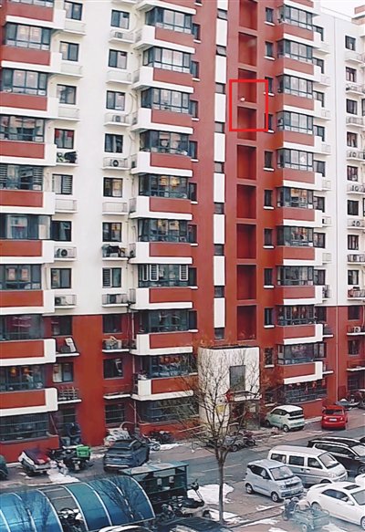 这是2月24日9时04分在西青区中北镇兴苑家园9号楼前发生的一幕,居民说