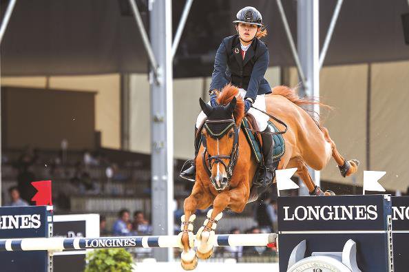 马术赛场的女观众  本文图片  记者  李铭珅  摄春光明媚,正是一年