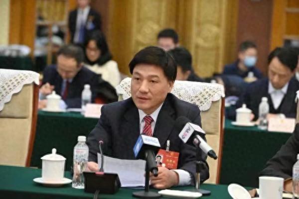 量840多万人次,出院患者40多万,手术人次16万,每天b超检查部位上万个