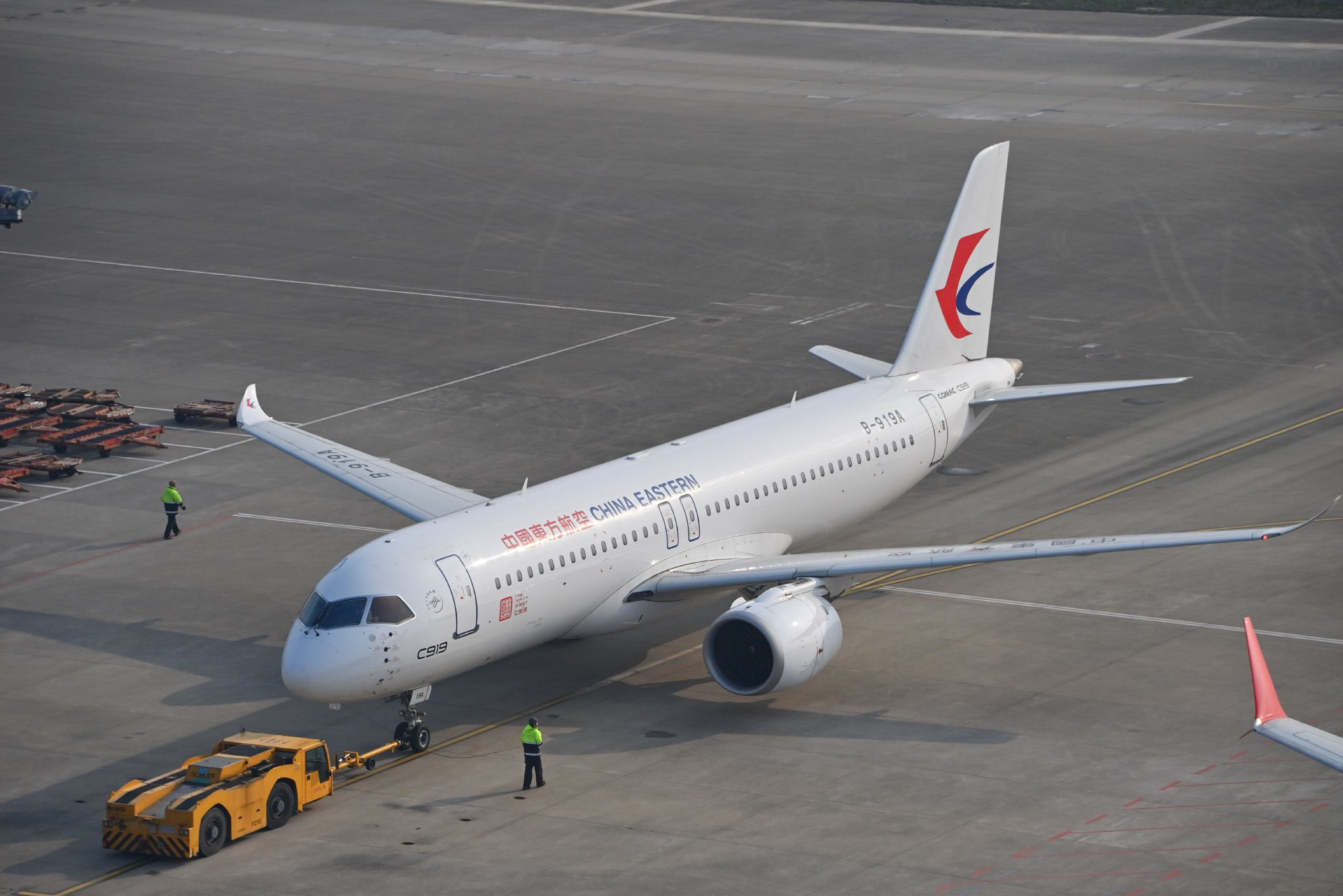 当天上午8时41分,东航c919客机执行mu2152航班,搭载153名旅客,从上海