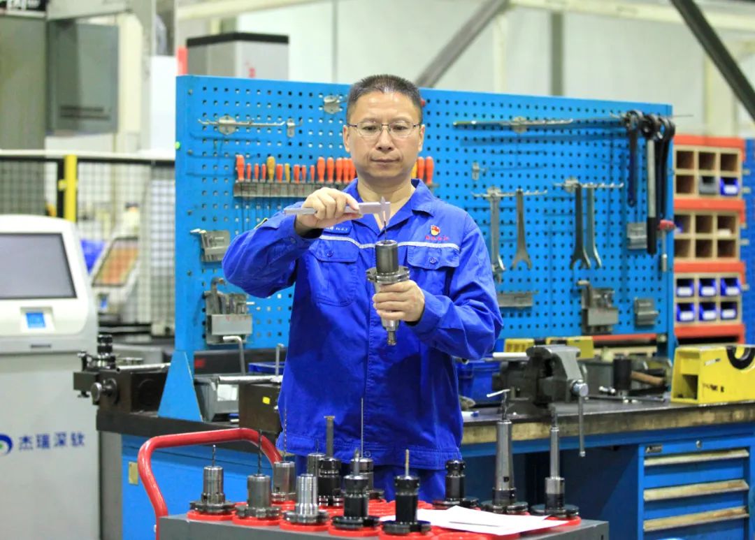 我不断思考和实践,怎么把零件加工得越来越精细,成为一件件钢铁艺术品