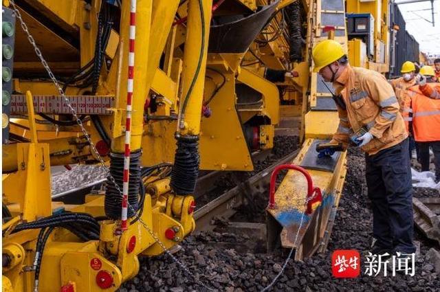 南京长江大桥铁路桥面开展大机清筛_新浪财经_新浪网