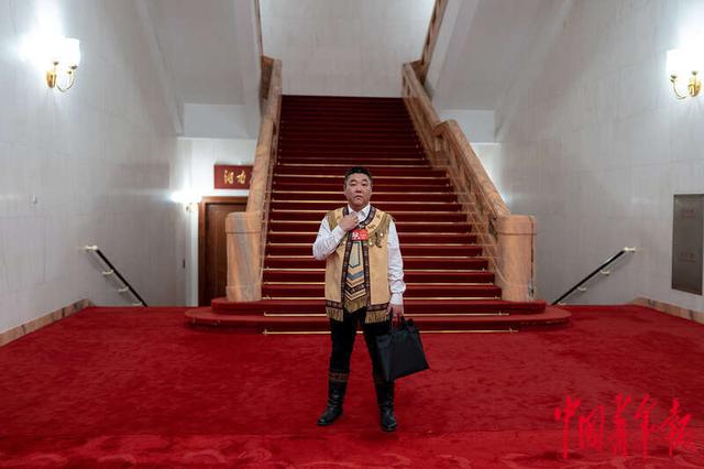北京人民大会堂,身着民族服装的全国人大代表,鄂温克旗旗委副书记,旗