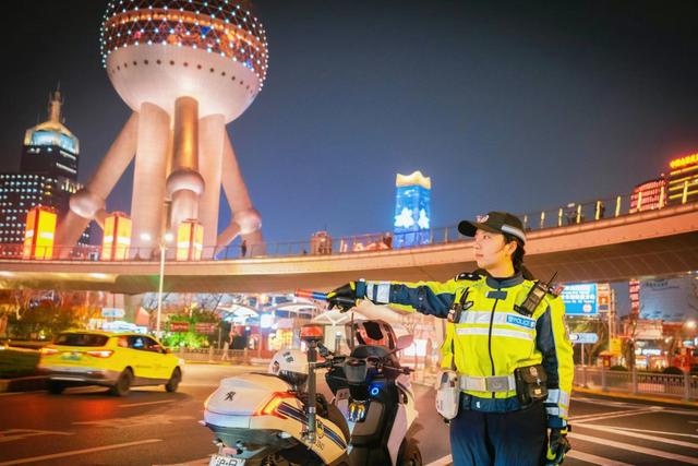 亲爱的她|平均不到29岁,上海唯一全女子交警中队守护陆家嘴