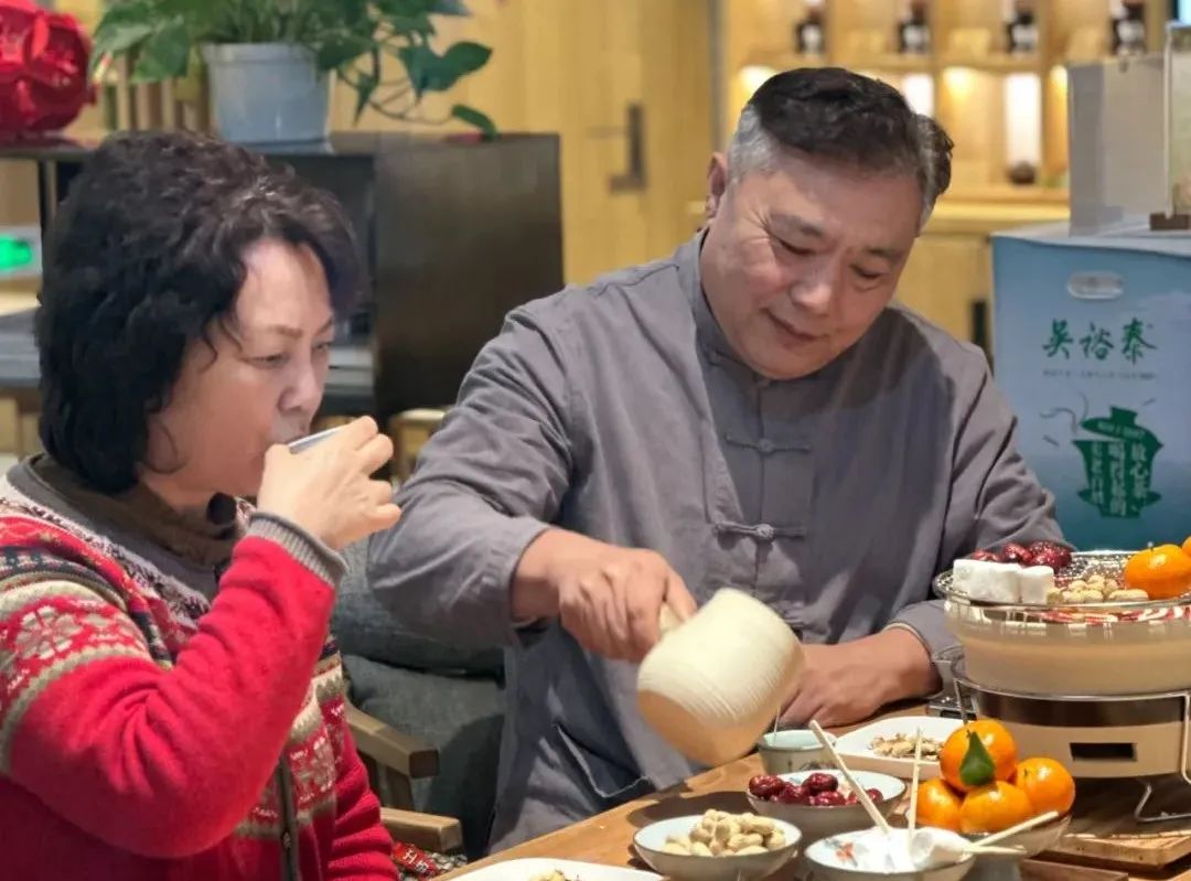 顾客在吴裕泰王府井店内品茶.