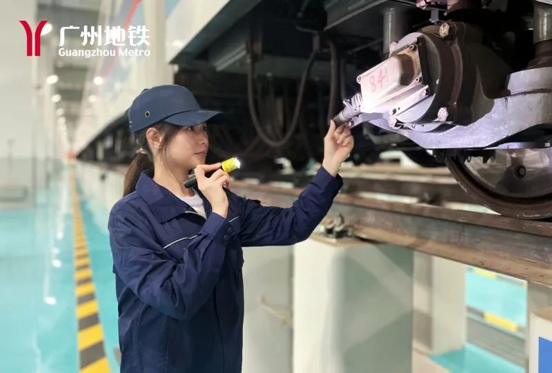 96年的王若娟是地铁运营的一名信号检修师,负责车载设备,车辆段信号