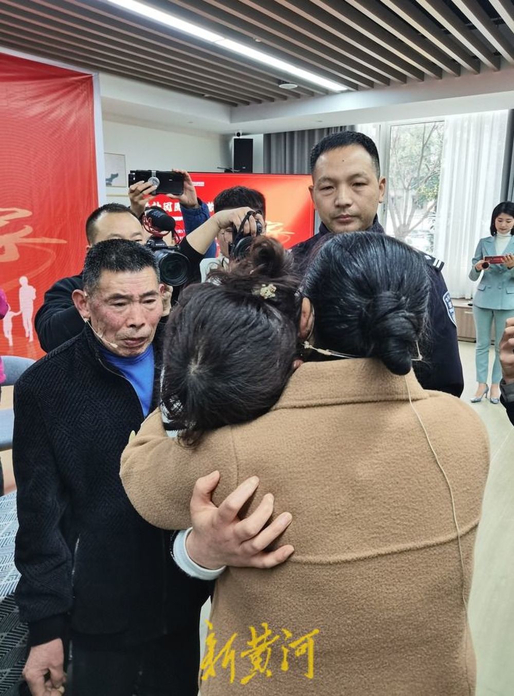 跨越35年寻亲路,她终于当回了真正的"女儿"|家庭_新浪财经_新浪网