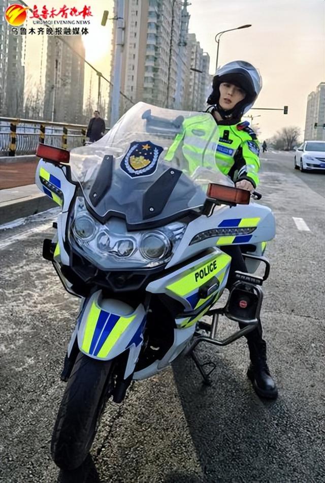 乌鲁木齐市公安局交警支队宣传科民警赵艺霏日常工作执勤.