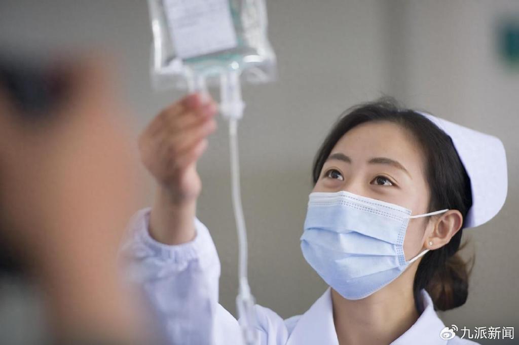 李龙倜代表:建议将本科以上护理人员纳入编制,优化专科护士培养