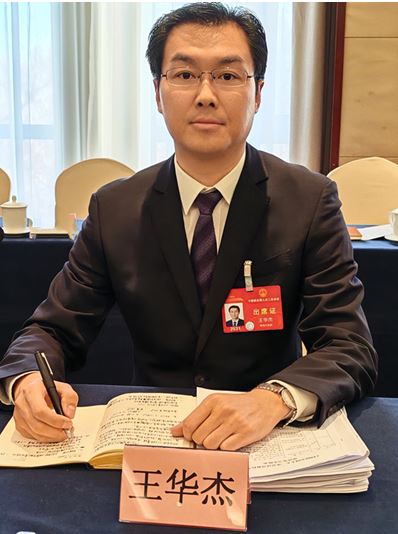 "全国人大代表,青海海东市市长王华杰在接受记者采访时感慨道,海东市