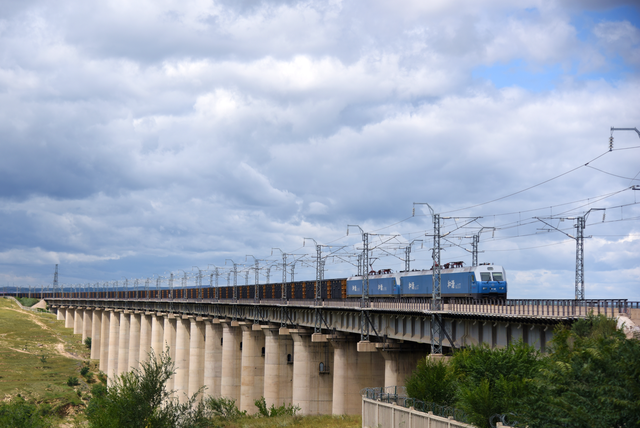 万吨运煤大列飞驰在唐包铁路乌兰察布段.