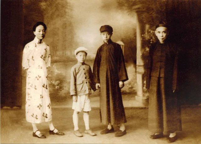 杨辛少年家庭合影照片