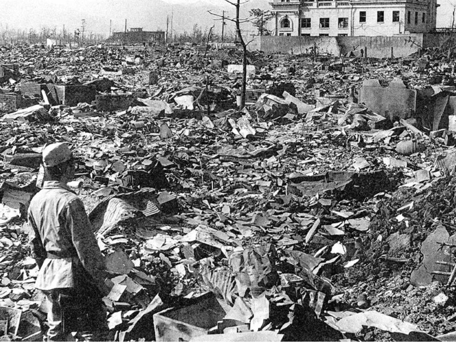 核爆后第三天,丸山站在山口町附近8月15日正午,天皇通过"玉音放送"