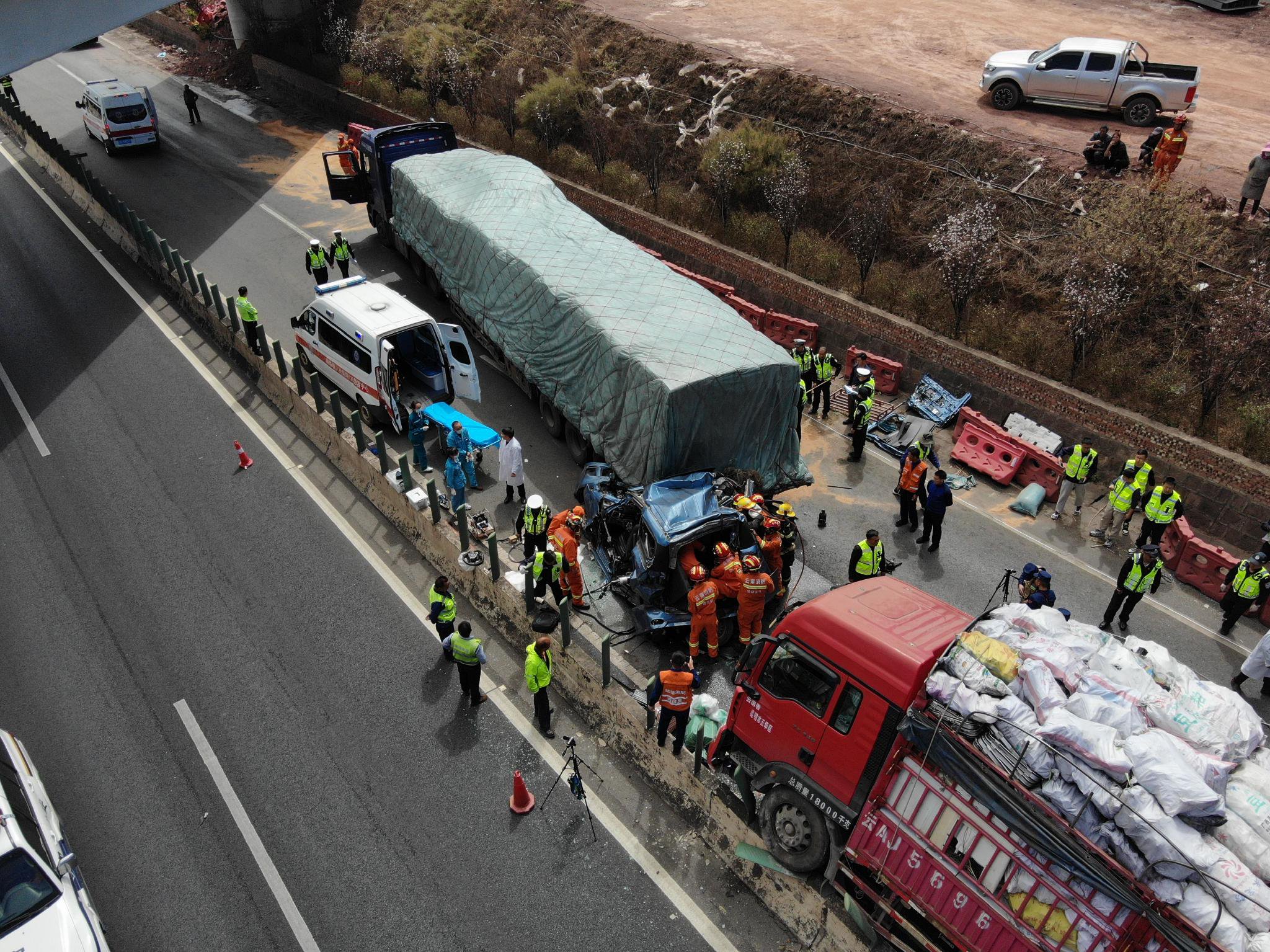 云南楚雄州一高速发生车祸致7人被困,当地消防紧急救援|消防_新浪财经