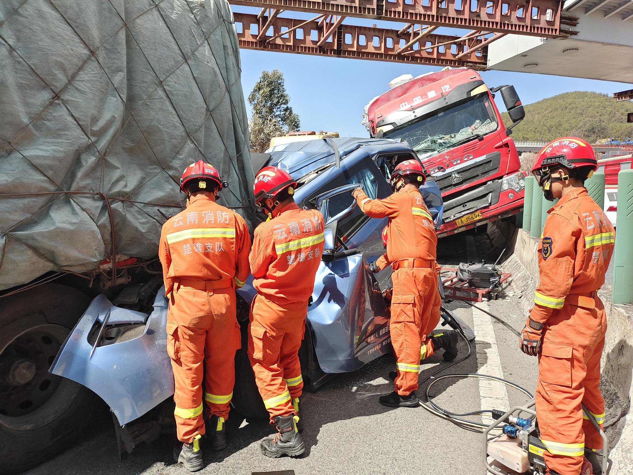 云南楚雄州一高速发生车祸致7人被困,当地消防紧急救援|消防_新浪财经