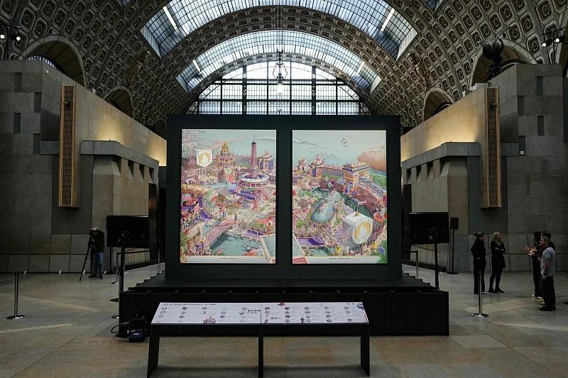 法国艺术家乌戈·加托尼设计的2024年巴黎奥运会和残奥会官方海报在巴黎奥赛博物馆展出。