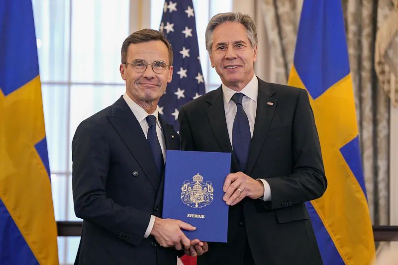当地时间2024年3月7日，瑞典首相乌尔夫·克里斯特松（左）拿着瑞典的北约加入文书与美国国务卿安东尼·布林肯合影。