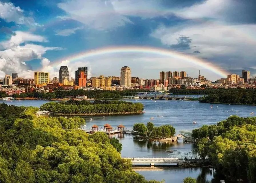 摄/孙雁明《彩虹之下》吉林市松花湖百里湖区碧波荡漾,山水环绕如