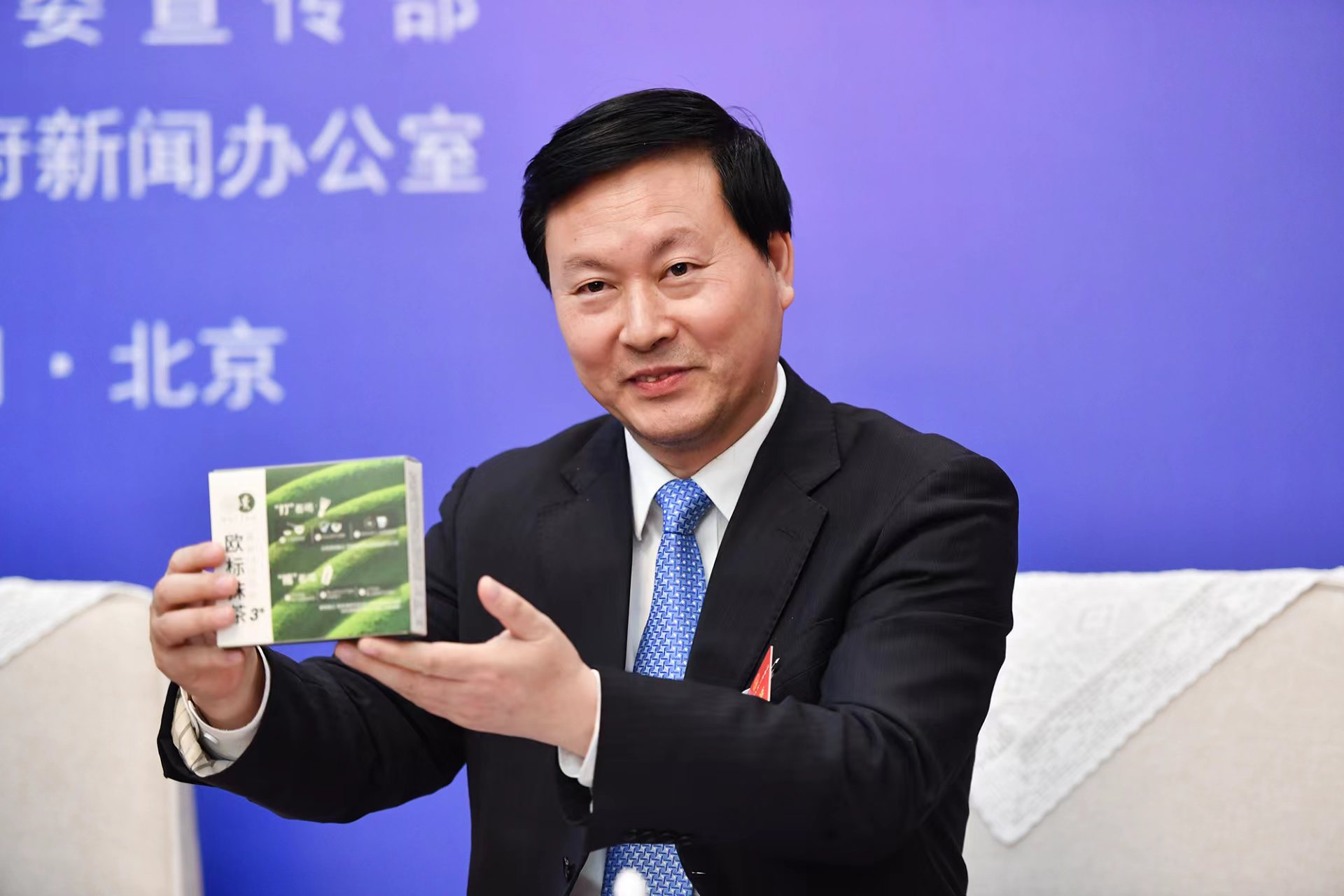 全国人大代表,铜仁市委副书记,市长穆嵘坤手里拿着一盒抹茶,当起了"