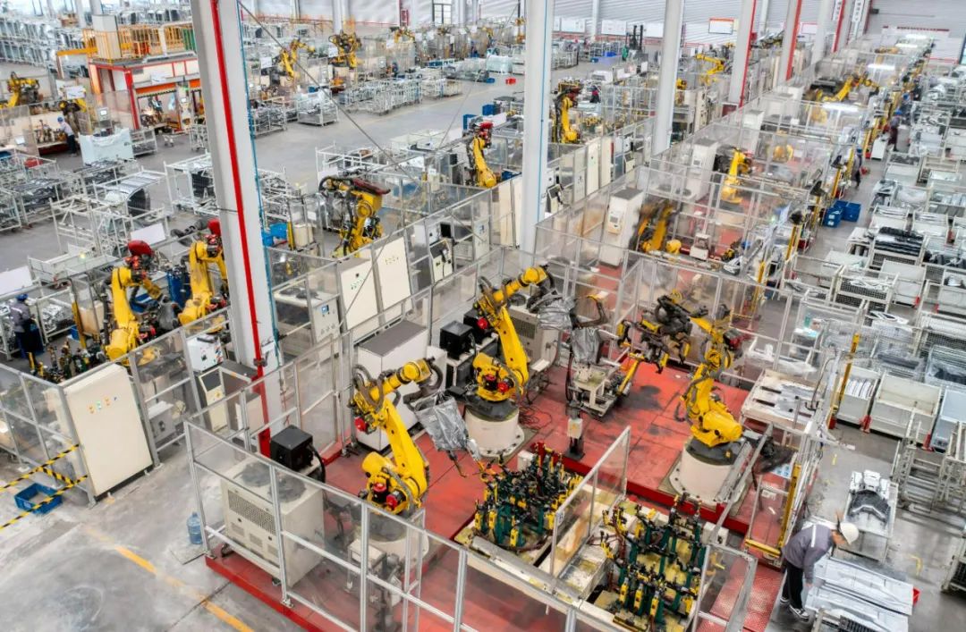 资料图:某工厂内,全自动机器人高速运转生产汽车配件订单产品.