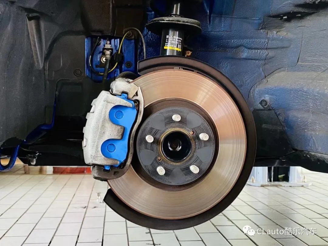 当你踩刹车时,会注意到车头会因为惯性向地面俯冲,这在suv中比轿车和