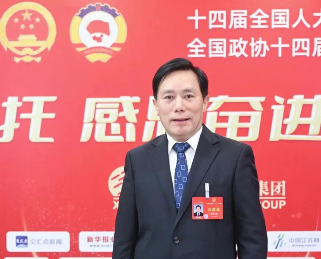 全国人大代表,泰州市靖江市新桥镇德胜中心村党委书记杨恒俊农民是