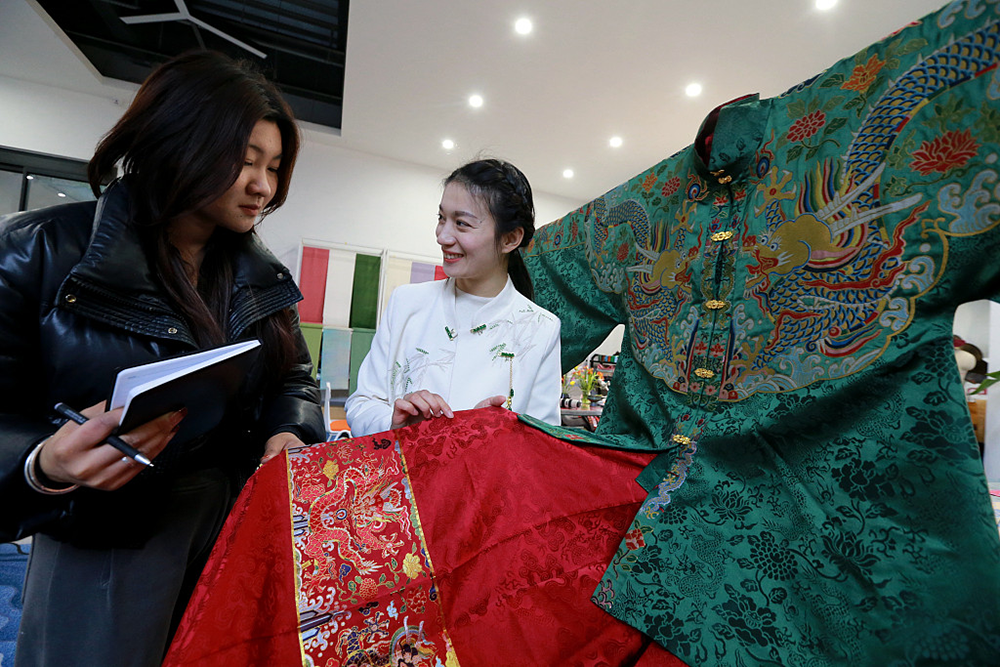 2024年3月4日,山东菏泽曹县,一汉服生产企业负责人姚驰行(右一)从明制