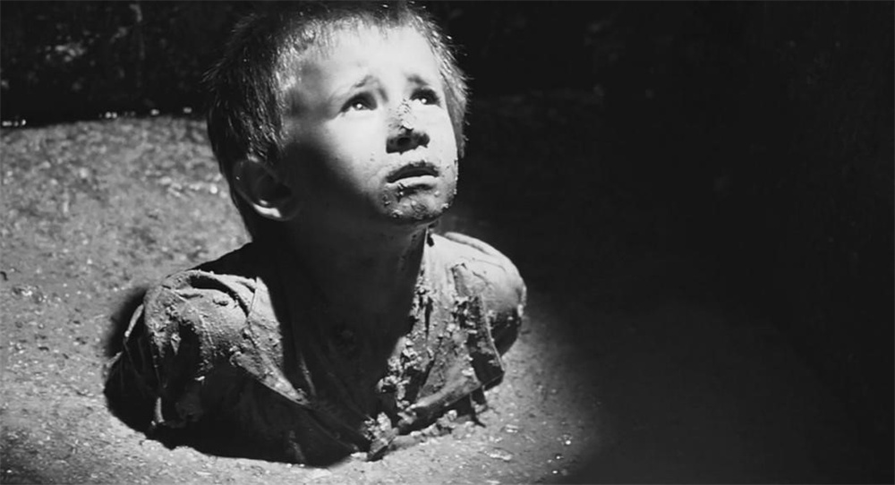 在粪坑中绝望的小男孩,和红衣小女孩一样是个让观众难忘的形象.