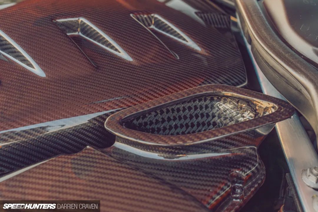 同时还搭载全套eventuri碳纤维进气套件和进气歧管,不仅提高了发动机