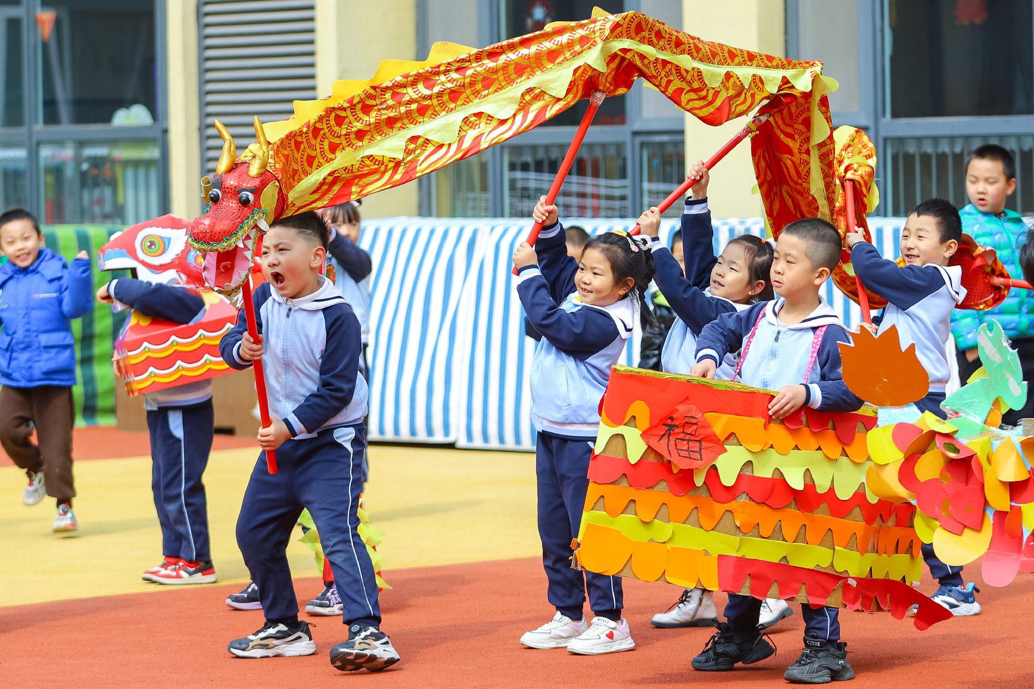 3月11日,在青岛市李沧区夏庄路幼儿园,小朋友们表演舞龙.张鹰 摄