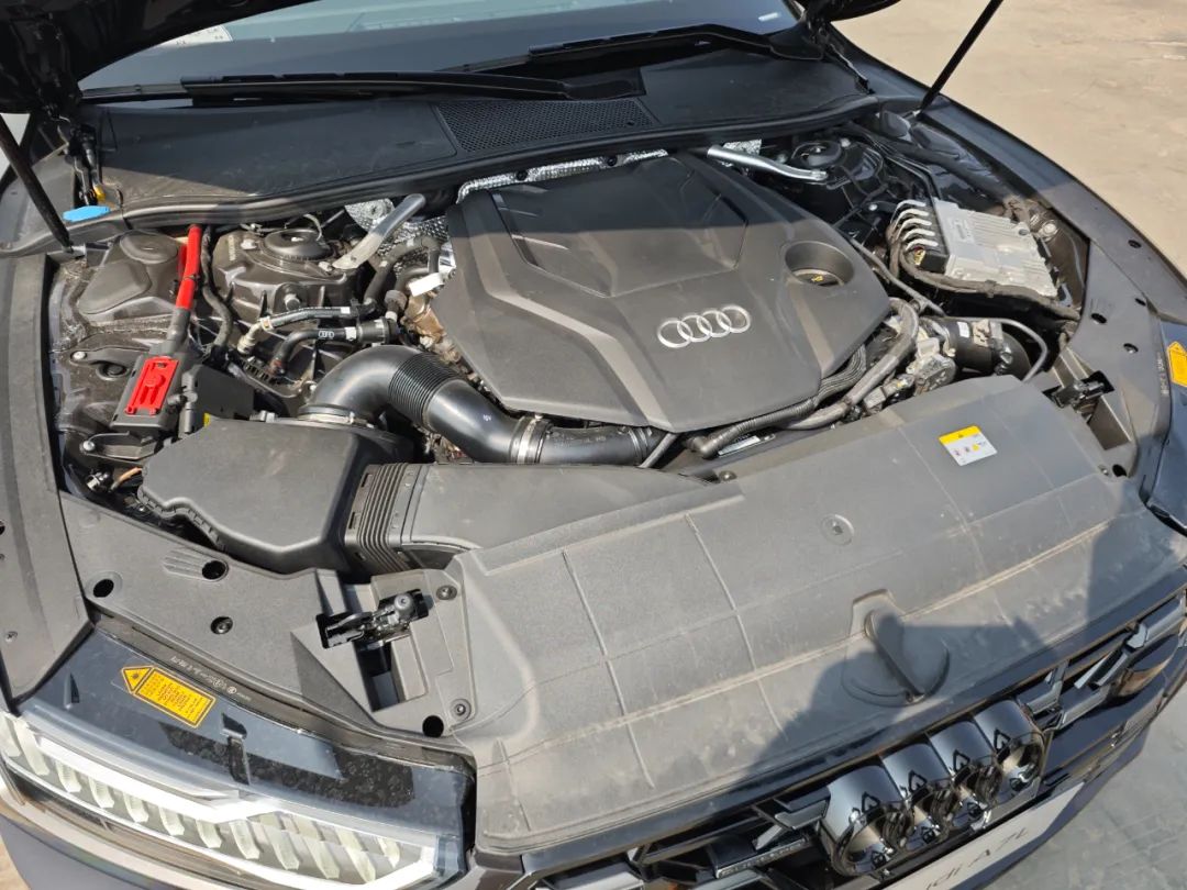 新上汽奥迪a7l提供两套动力单元,分别是45tfsi和55tfsi,即2.0t和3.