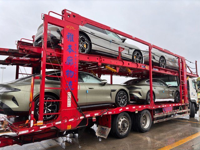 谍照显示多台小米su7汽车疑似已在运输途中海湾蓝雅灰橄榄绿三种配色