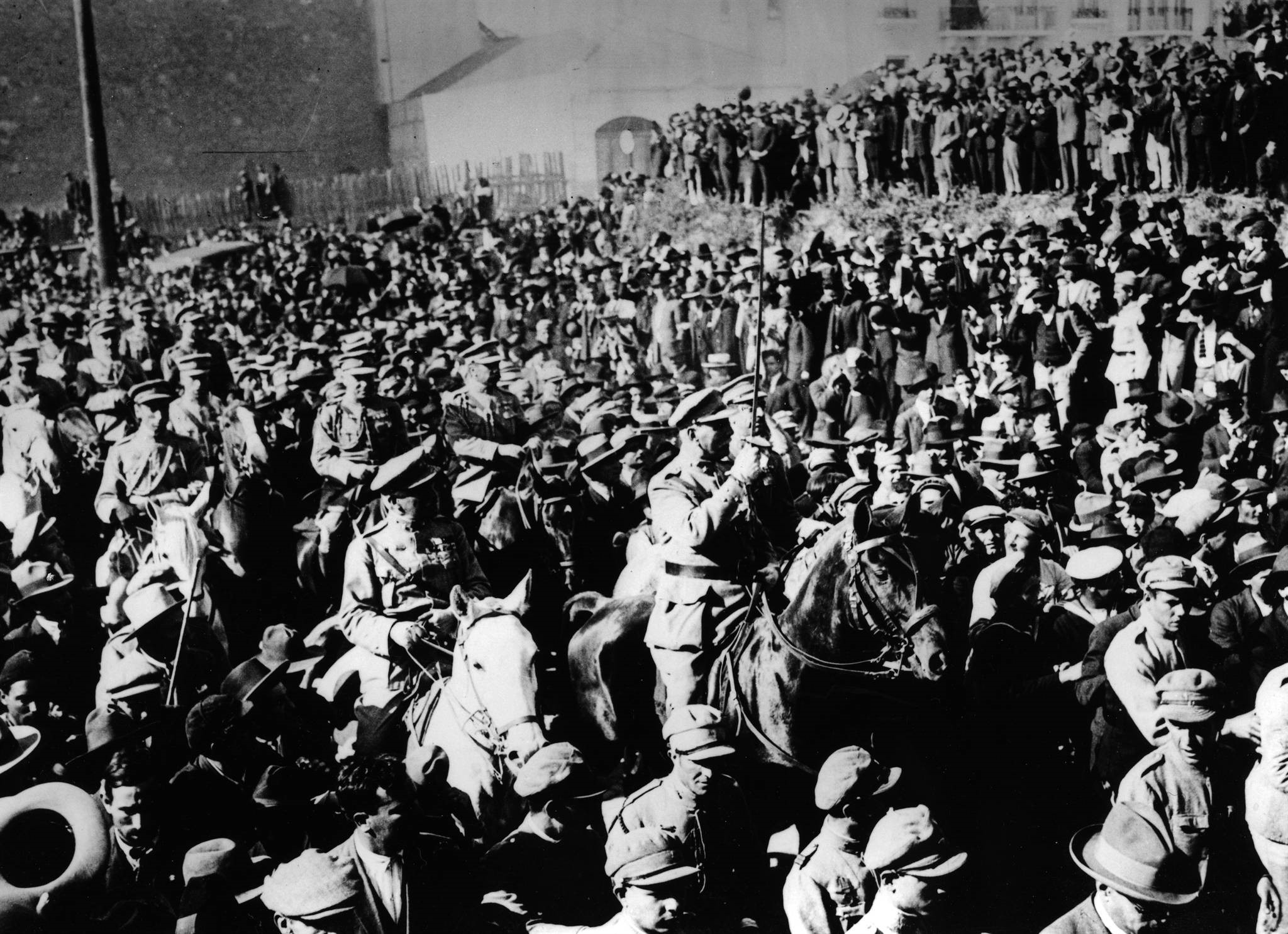 在1926年5月28日政变中向里斯本进军的部队萨拉查本人1889年出生于