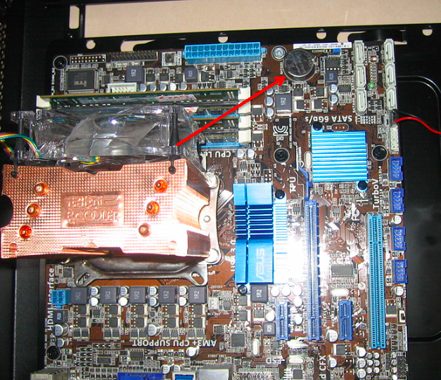 红色箭头指向的,就是电脑主板上的纽扣电池丨wikimedia commons