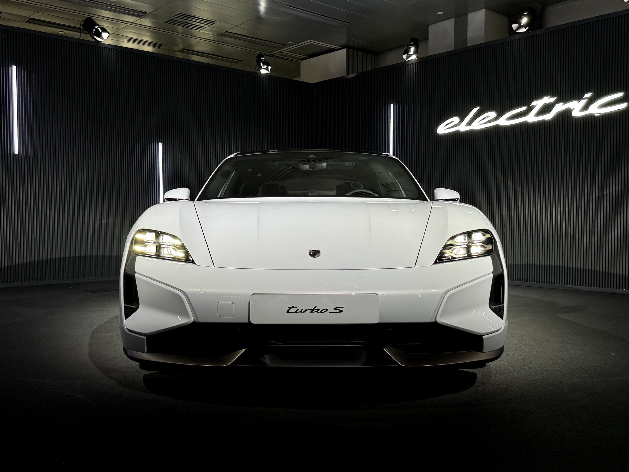 电动跑车taycan(配置|询价),征战高端新能源市场的保时捷历经4年时间