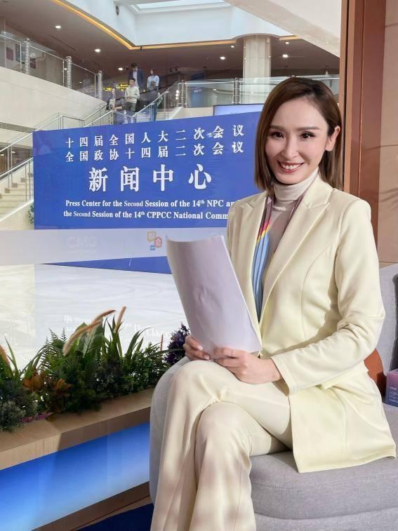 tvb主持人陈贝儿走进央视新闻直播间,与朱广权《聊会》_新浪财经_新浪