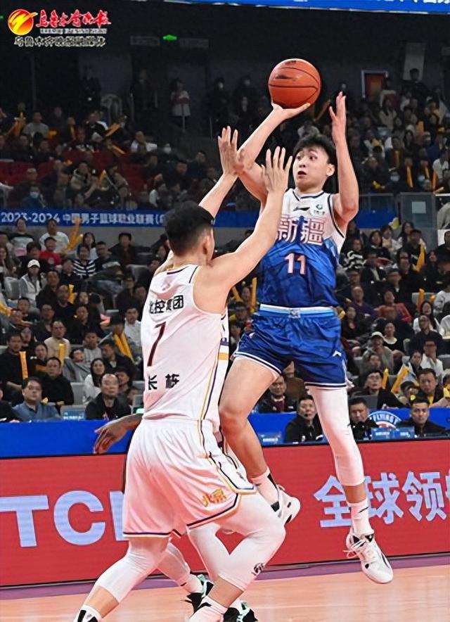 3月10日,在乌鲁木齐奥体中心,新疆男篮球员齐麟正在前场突破投篮.