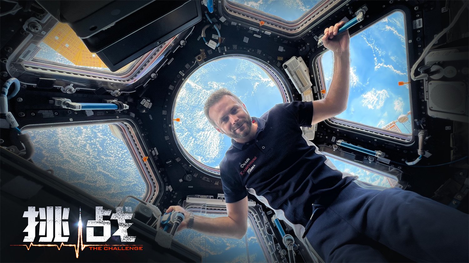 玩具,而我则选择带一只蓝色小鸟玩具,这是一家儿童慈善基金会的标志