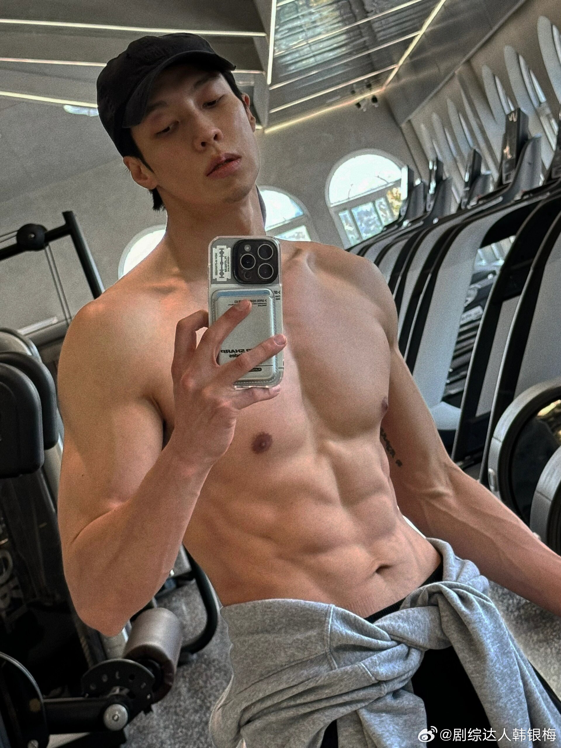 高瀚宇晒健身照,内娱也有了自己的Rain!这身材好像假的啊_新浪新闻
