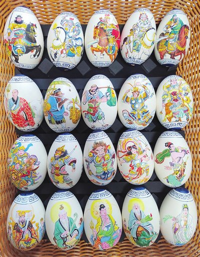 喜爱绘画的他在祖父和父亲的影响下,对彩蛋制作技艺产生了浓厚的兴趣