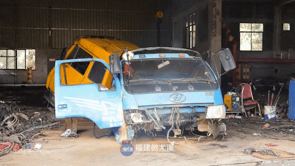 在福建盛安捷汽车报废回收有限公司的车间看到,动力车拆解区,小车轮胎