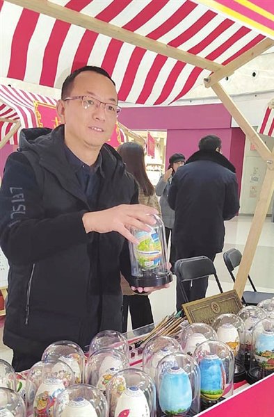 喜爱绘画的他在祖父和父亲的影响下,对彩蛋制作技艺产生了浓厚的兴趣