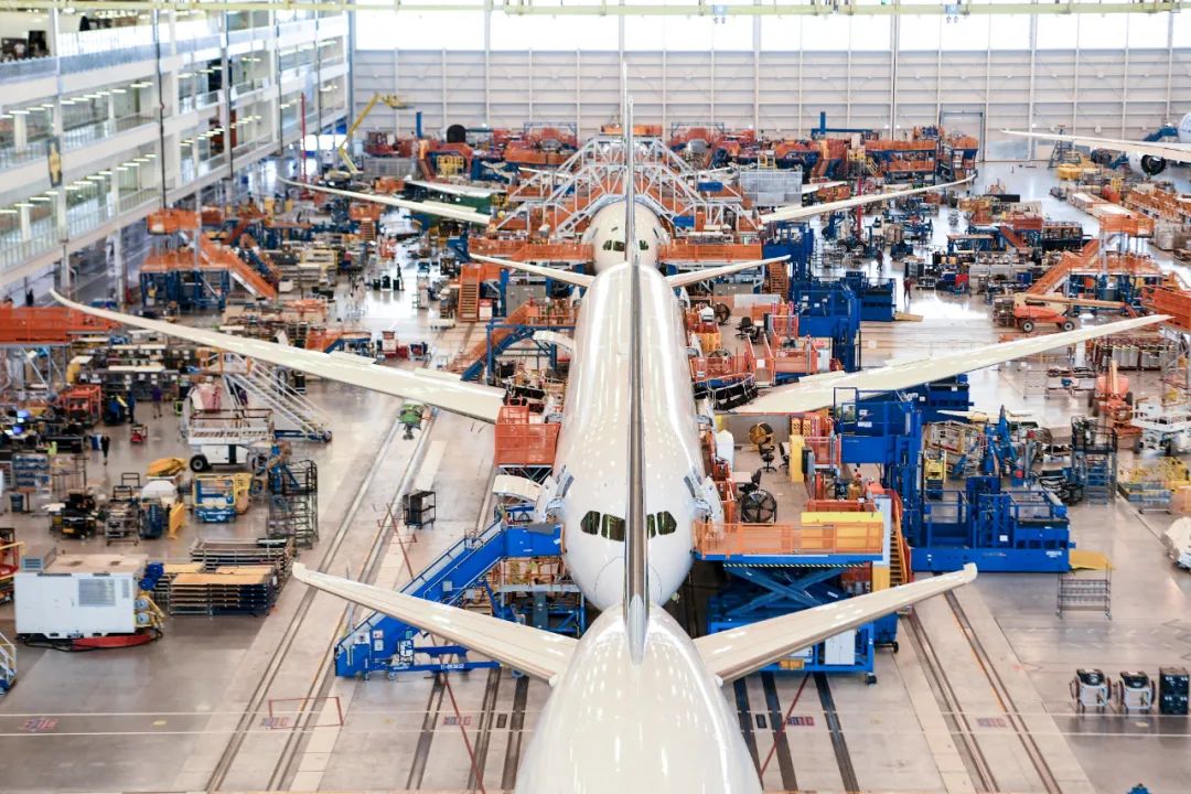 ▲资料图片：在美国南卡罗来纳州查尔斯顿的波音工厂，工人在组装波音787客机。（路透社）
