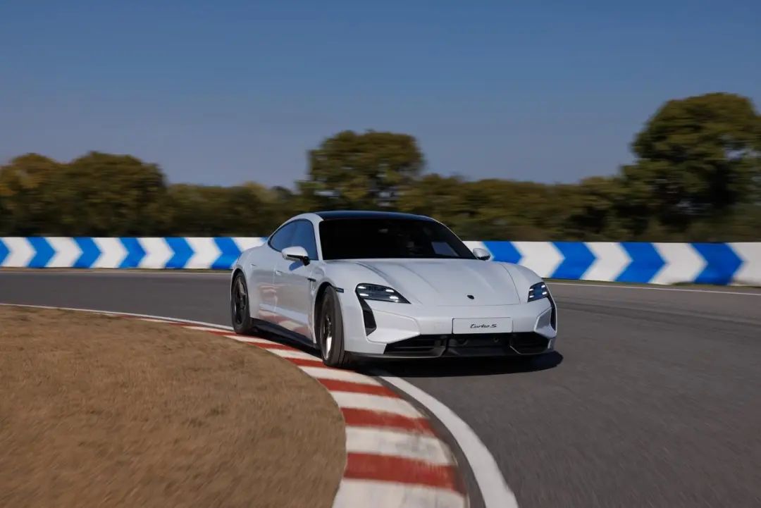 性能太残暴了保时捷taycanturbogt领衔新款taycan全球同步首发