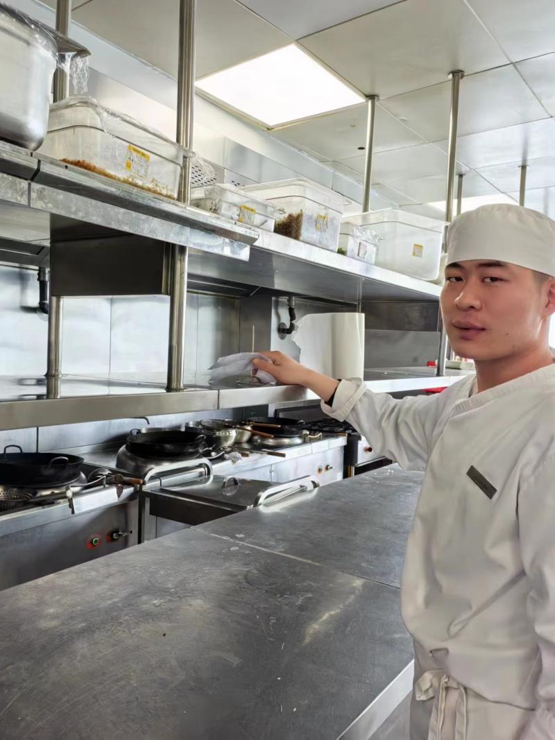 朱旺在后厨工作